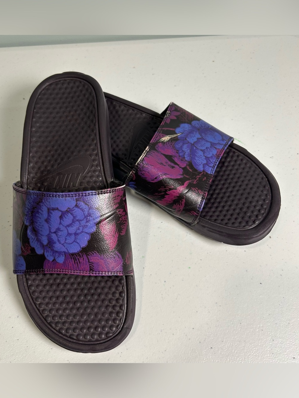 Nike Women's Floral Print Benassi JDI Slides Size 10 Burgundy Ash Bordeaux